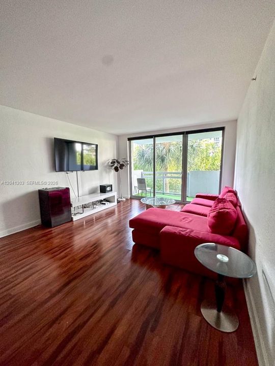 For Rent: $2,750 (1 beds, 1 baths, 731 Square Feet)