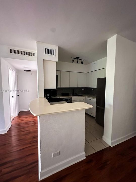 For Rent: $2,750 (1 beds, 1 baths, 731 Square Feet)