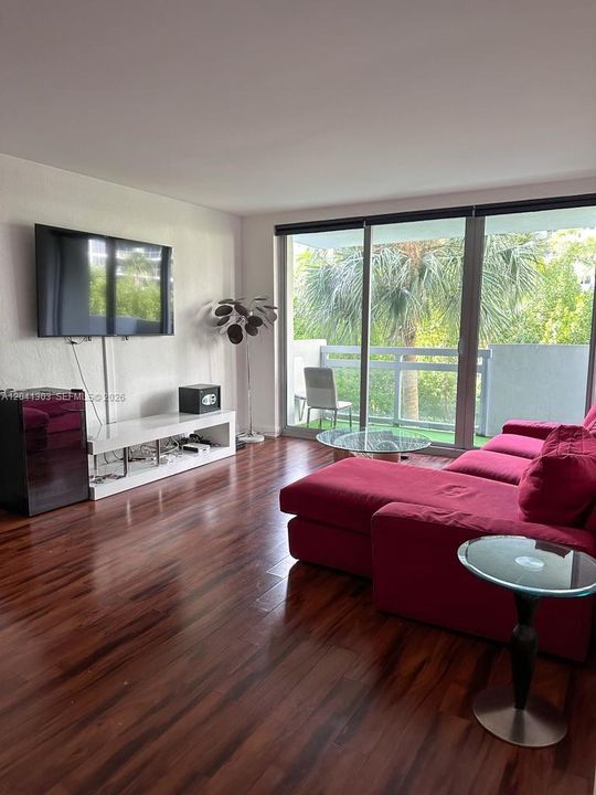 For Rent: $2,750 (1 beds, 1 baths, 731 Square Feet)