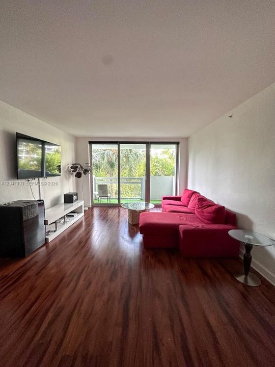 For Rent: $2,750 (1 beds, 1 baths, 731 Square Feet)