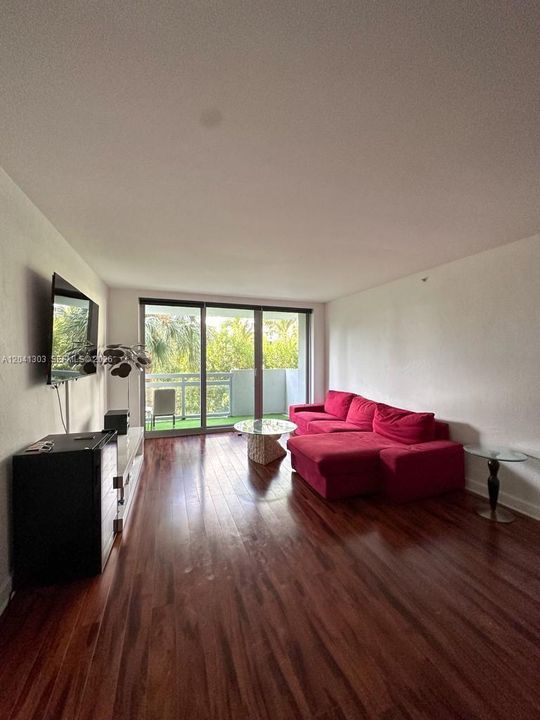 For Rent: $2,750 (1 beds, 1 baths, 731 Square Feet)