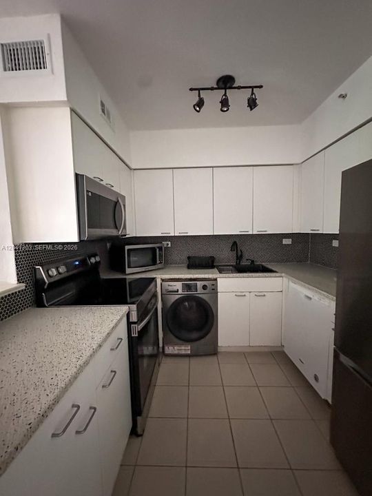 For Rent: $2,750 (1 beds, 1 baths, 731 Square Feet)