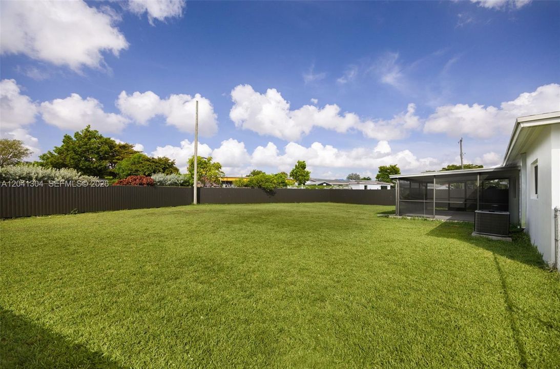 Backyard – Generous backyard with a wide-open lawn and excellent privacy provided by perimeter fencing. A versatile outdoor setting with endless possibilities.