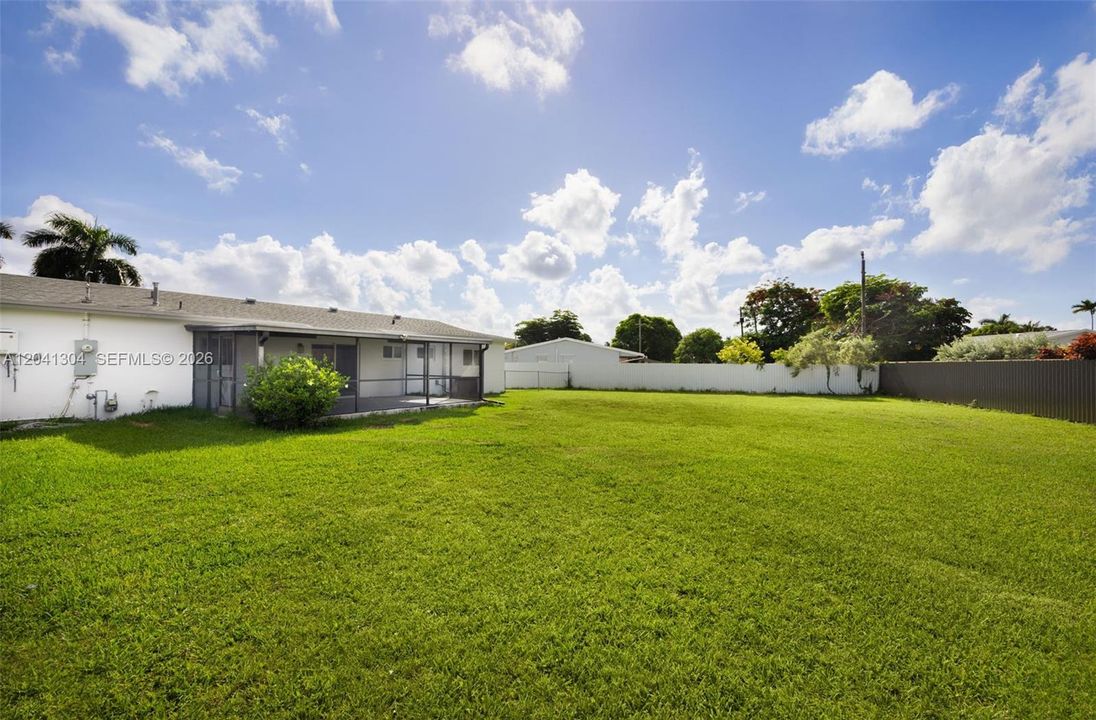 Backyard & Screened Patio – Spacious rear yard complemented by a screened patio that extends the home's living space outdoors. Plenty of room to enjoy gatherings, play, or relaxation.