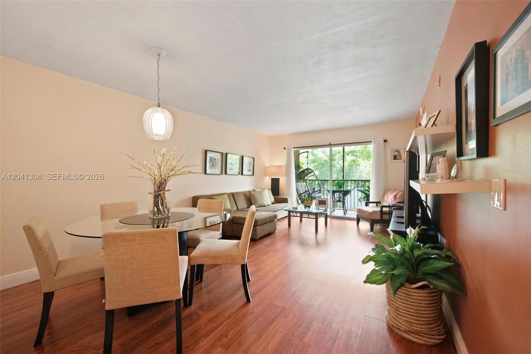 For Sale: $199,900 (2 beds, 1 baths, 1032 Square Feet)