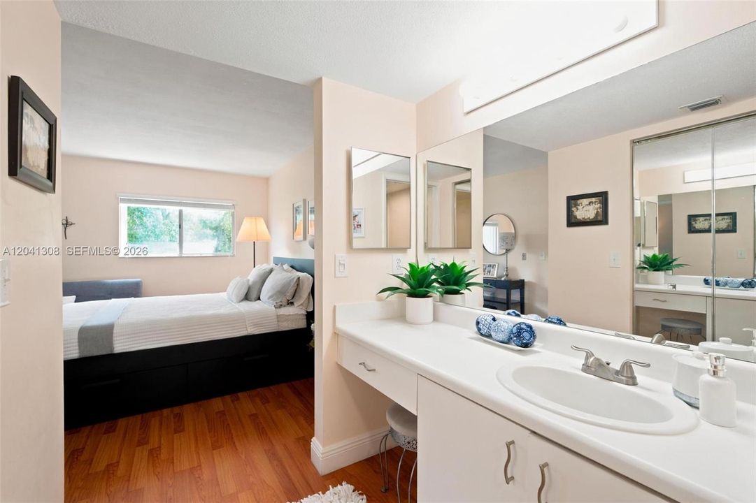 For Sale: $199,900 (2 beds, 1 baths, 1032 Square Feet)