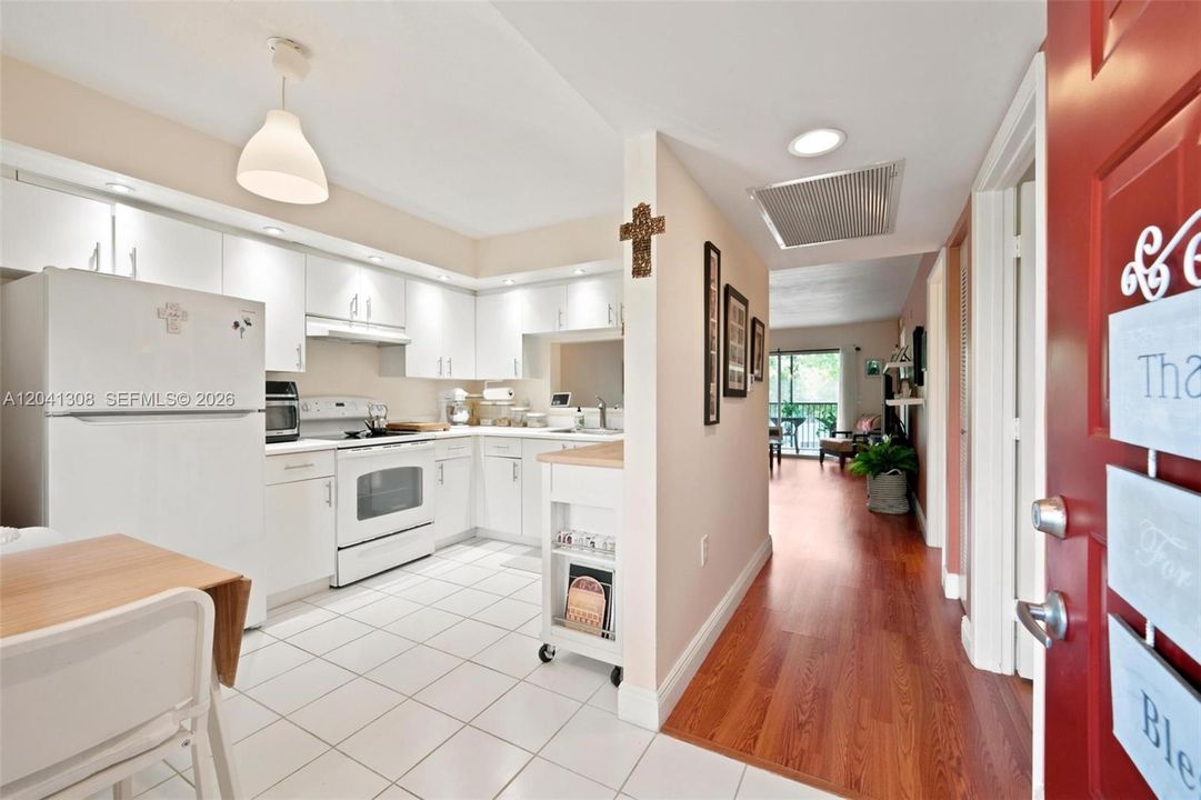 For Sale: $199,900 (2 beds, 1 baths, 1032 Square Feet)