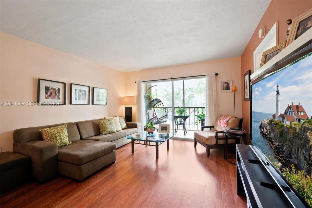 For Sale: $199,900 (2 beds, 1 baths, 1032 Square Feet)