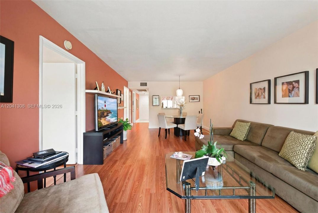 For Sale: $199,900 (2 beds, 1 baths, 1032 Square Feet)