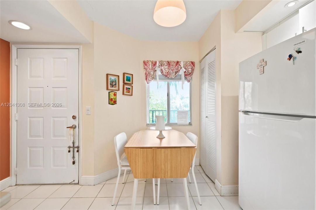 For Sale: $199,900 (2 beds, 1 baths, 1032 Square Feet)
