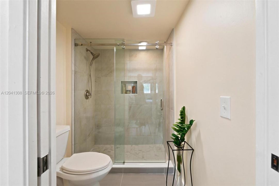 For Sale: $199,900 (2 beds, 1 baths, 1032 Square Feet)