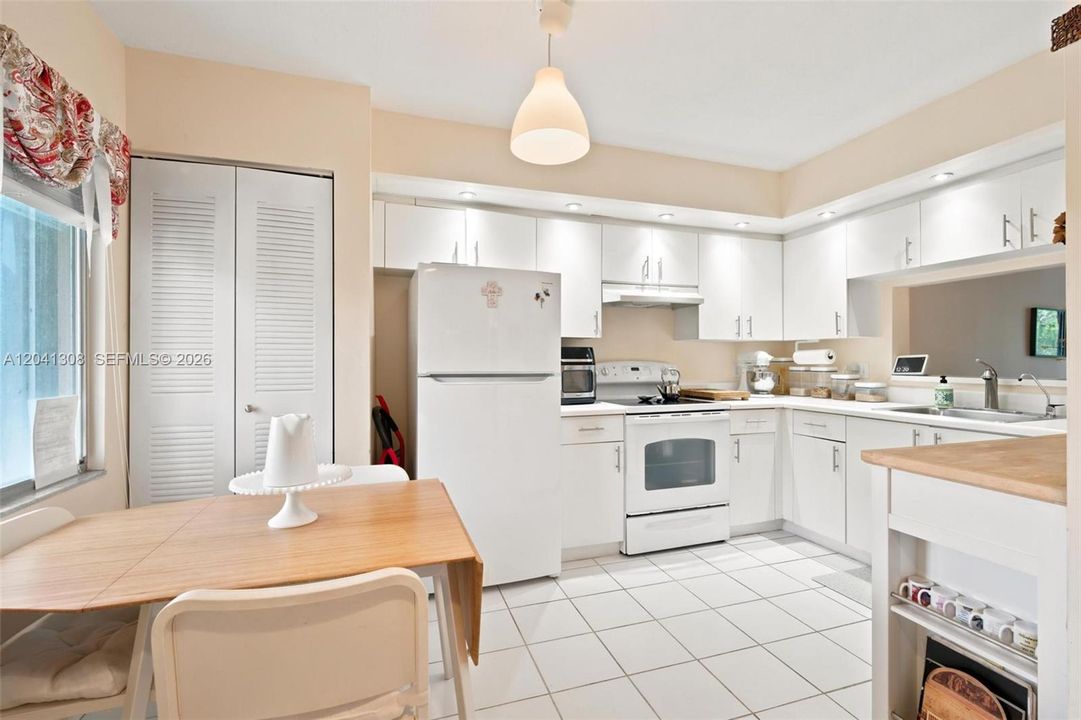 For Sale: $199,900 (2 beds, 1 baths, 1032 Square Feet)