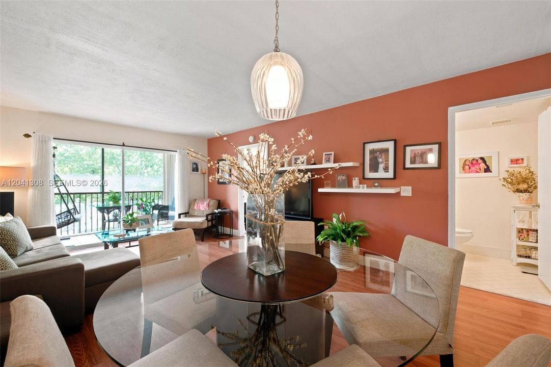 For Sale: $199,900 (2 beds, 1 baths, 1032 Square Feet)