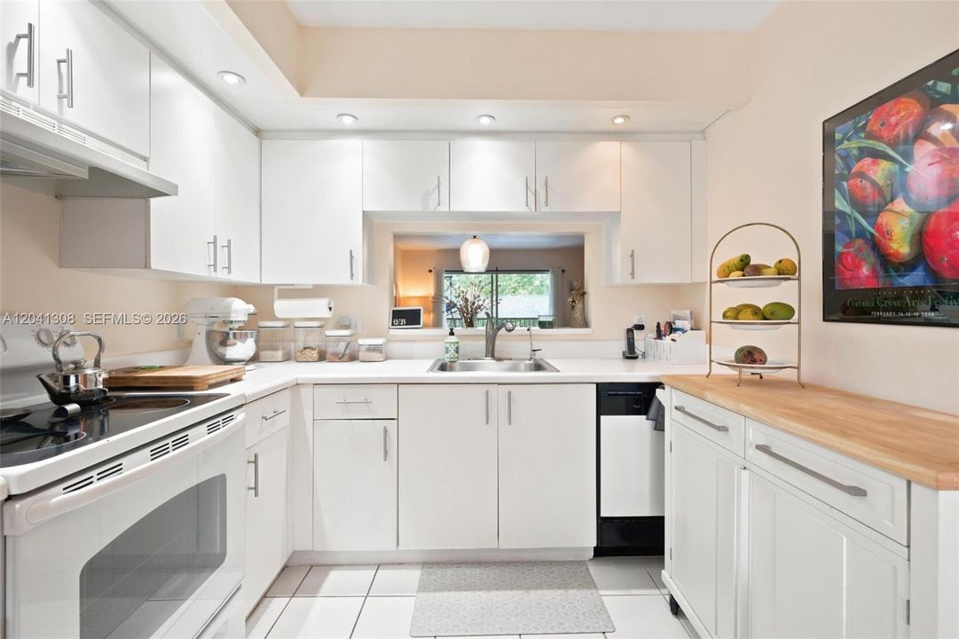 For Sale: $199,900 (2 beds, 1 baths, 1032 Square Feet)