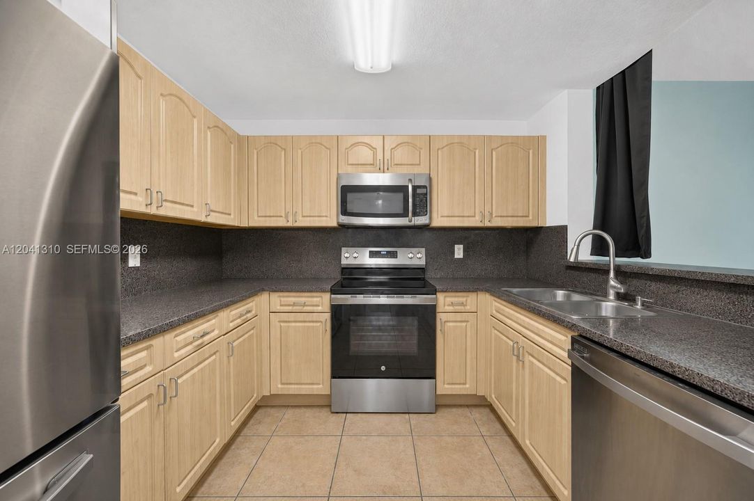 For Sale: $570,000 (4 beds, 3 baths, 1914 Square Feet)