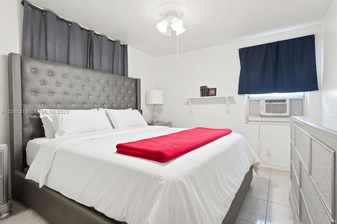 For Sale: $400,000 (2 beds, 2 baths, 700 Square Feet)