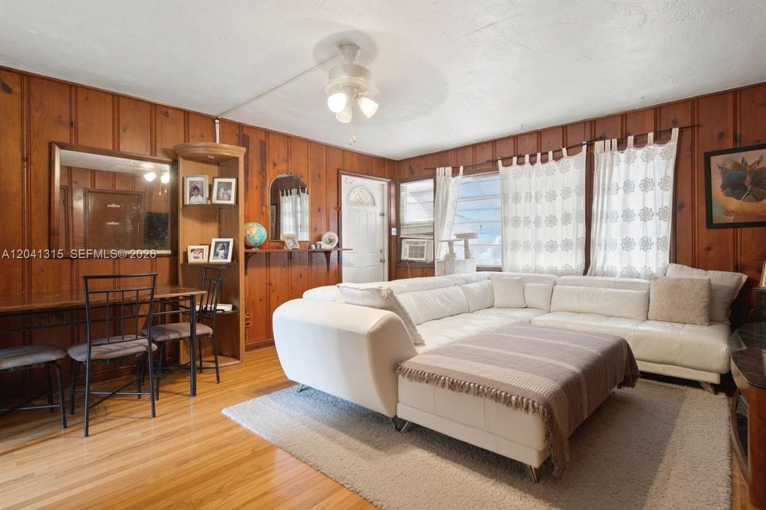 For Sale: $400,000 (2 beds, 2 baths, 700 Square Feet)