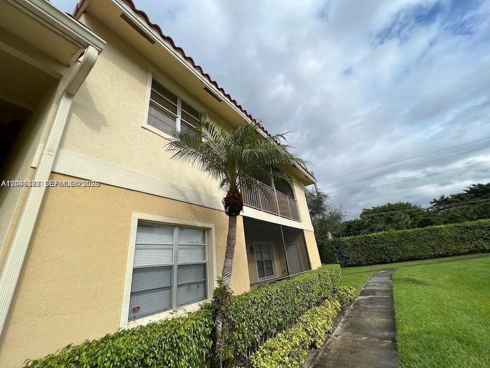 For Sale: $170,000 (1 beds, 1 baths, 785 Square Feet)