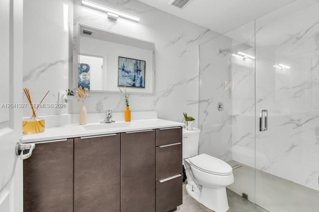 1st Floor full Bath