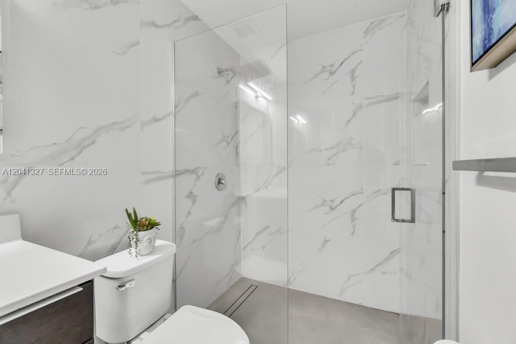 1st Floor full Bath