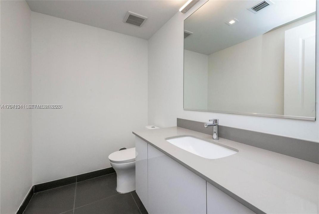 For Sale: $520,000 (1 beds, 1 baths, 853 Square Feet)