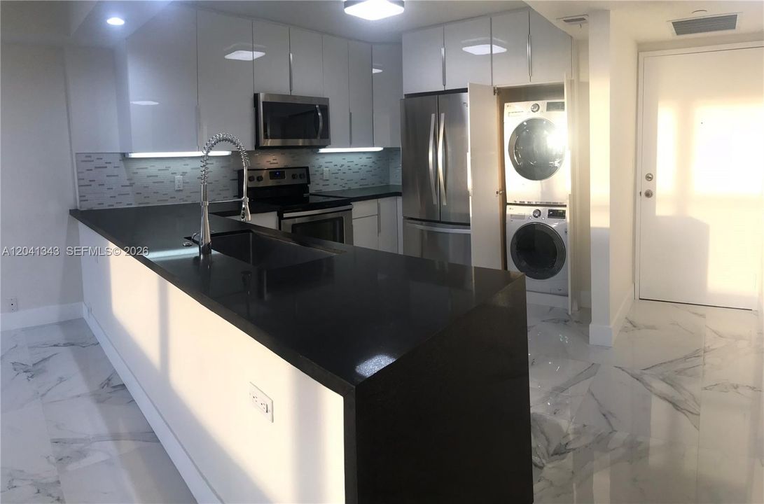 For Sale: $550,000 (1 beds, 1 baths, 1064 Square Feet)