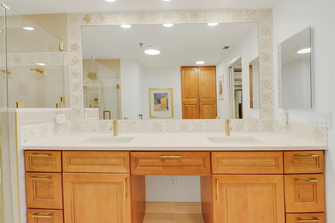 Dual Sinks Primary Bath