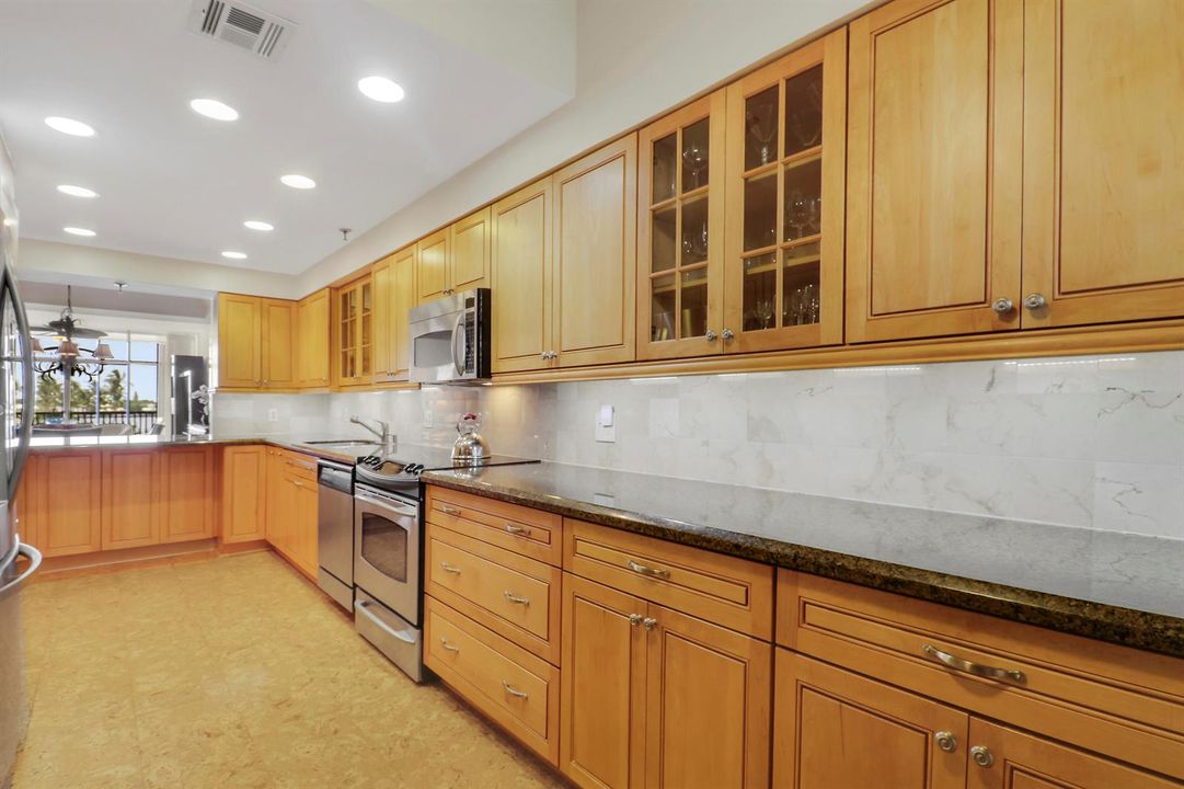 Kitchen/Maple Cabintry