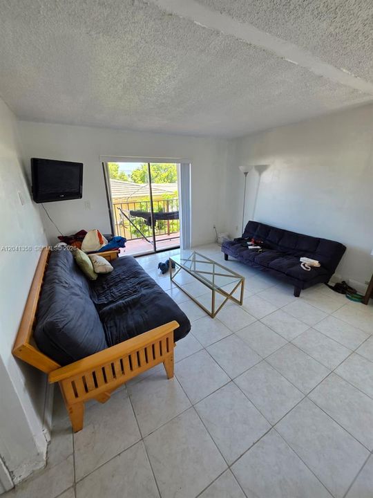 For Sale: $295,000 (2 beds, 2 baths, 990 Square Feet)