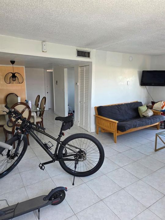 For Sale: $295,000 (2 beds, 2 baths, 990 Square Feet)