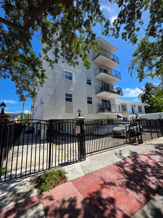 For Sale: $295,000 (2 beds, 2 baths, 990 Square Feet)
