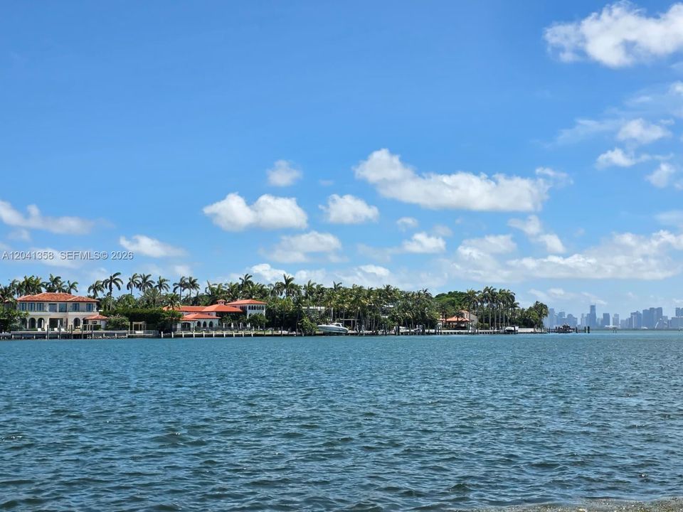 For Sale: $295,000 (2 beds, 2 baths, 990 Square Feet)