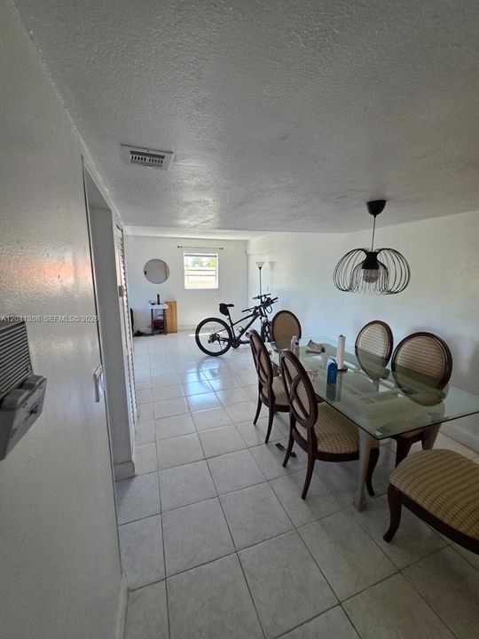 For Sale: $295,000 (2 beds, 2 baths, 990 Square Feet)