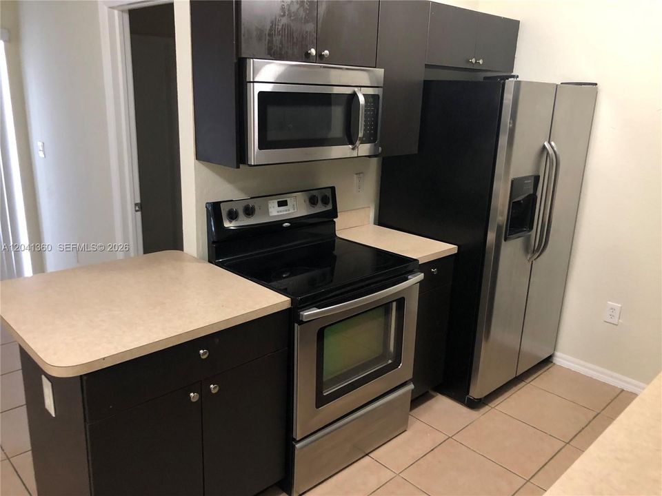 For Rent: $2,750 (3 beds, 2 baths, 1221 Square Feet)