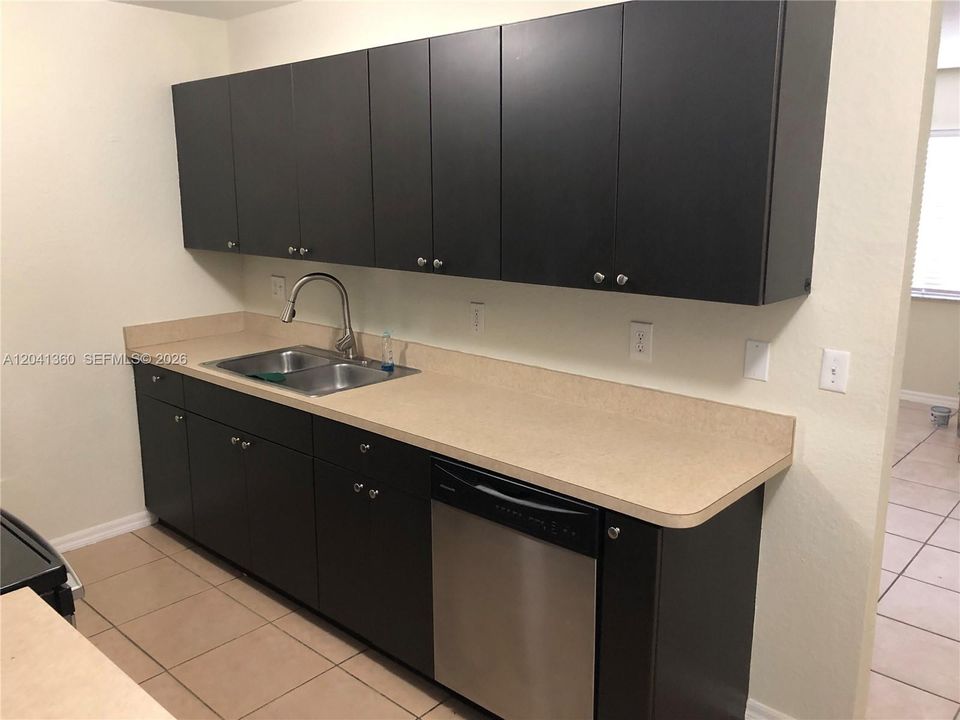 For Rent: $2,750 (3 beds, 2 baths, 1221 Square Feet)
