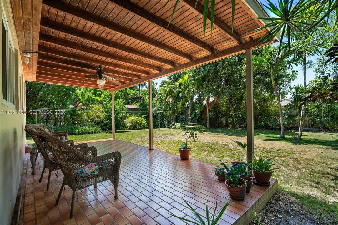 For Sale: $589,000 (2 beds, 1 baths, 1016 Square Feet)