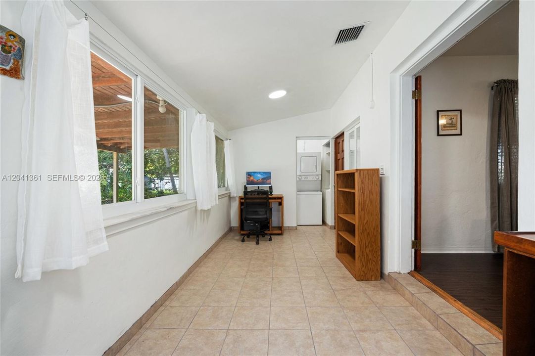 For Sale: $589,000 (2 beds, 1 baths, 1016 Square Feet)