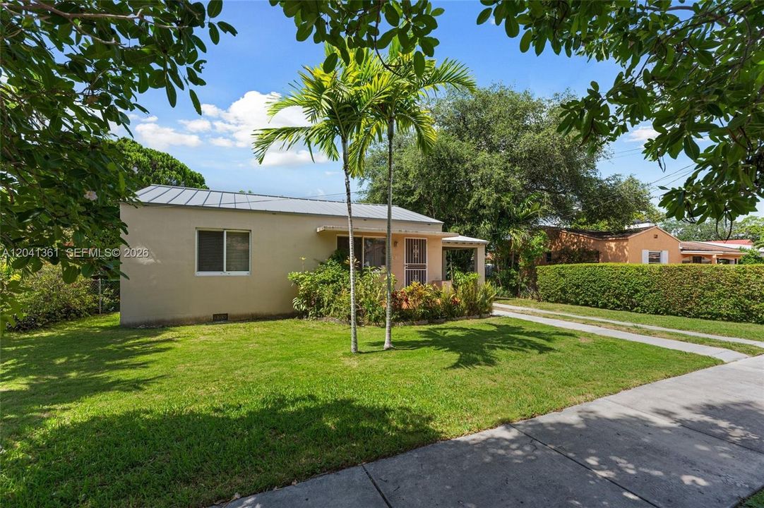 For Sale: $589,000 (2 beds, 1 baths, 1016 Square Feet)