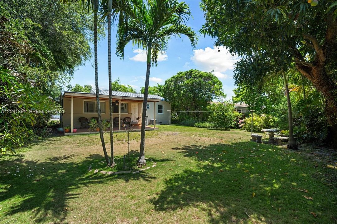 For Sale: $589,000 (2 beds, 1 baths, 1016 Square Feet)