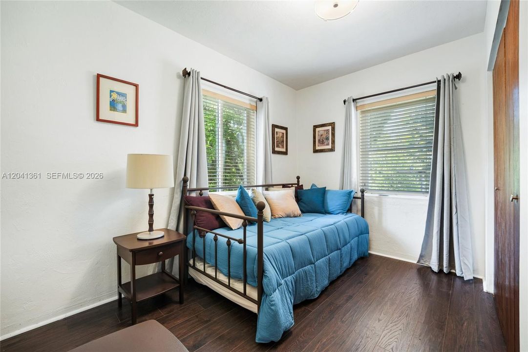 For Sale: $589,000 (2 beds, 1 baths, 1016 Square Feet)