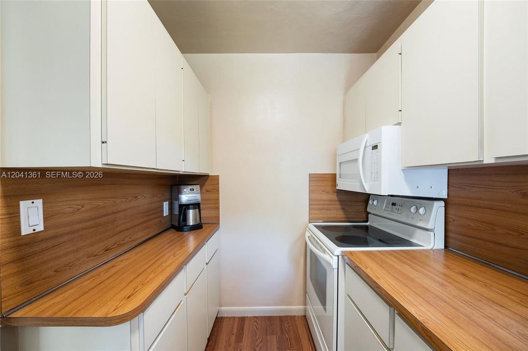 For Sale: $589,000 (2 beds, 1 baths, 1016 Square Feet)