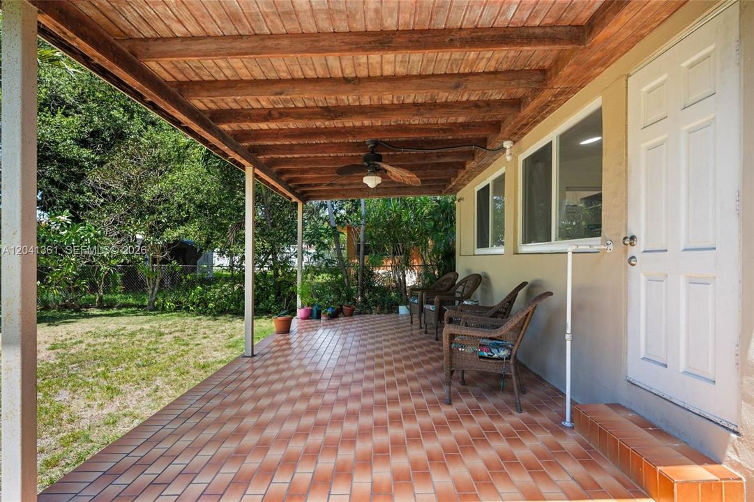 For Sale: $589,000 (2 beds, 1 baths, 1016 Square Feet)