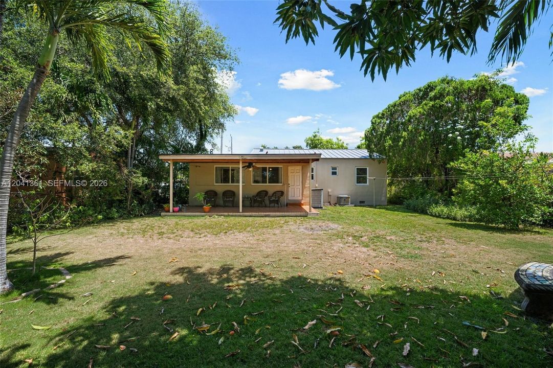 For Sale: $589,000 (2 beds, 1 baths, 1016 Square Feet)