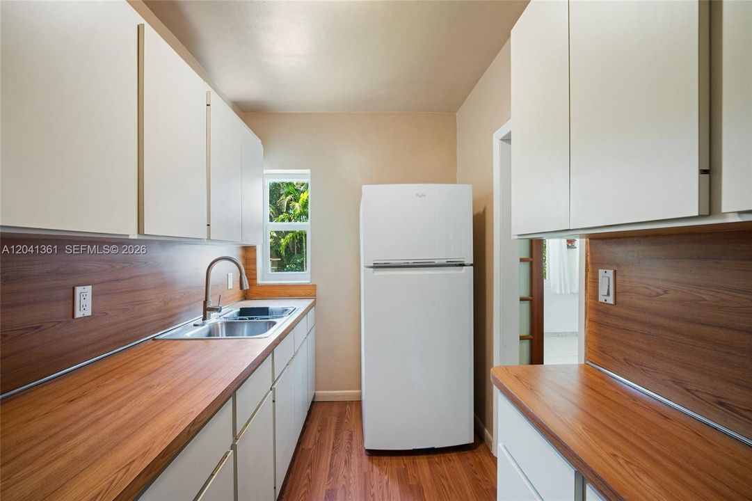 For Sale: $589,000 (2 beds, 1 baths, 1016 Square Feet)