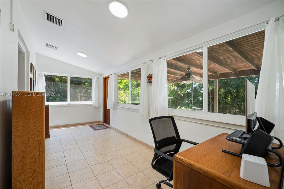 For Sale: $589,000 (2 beds, 1 baths, 1016 Square Feet)