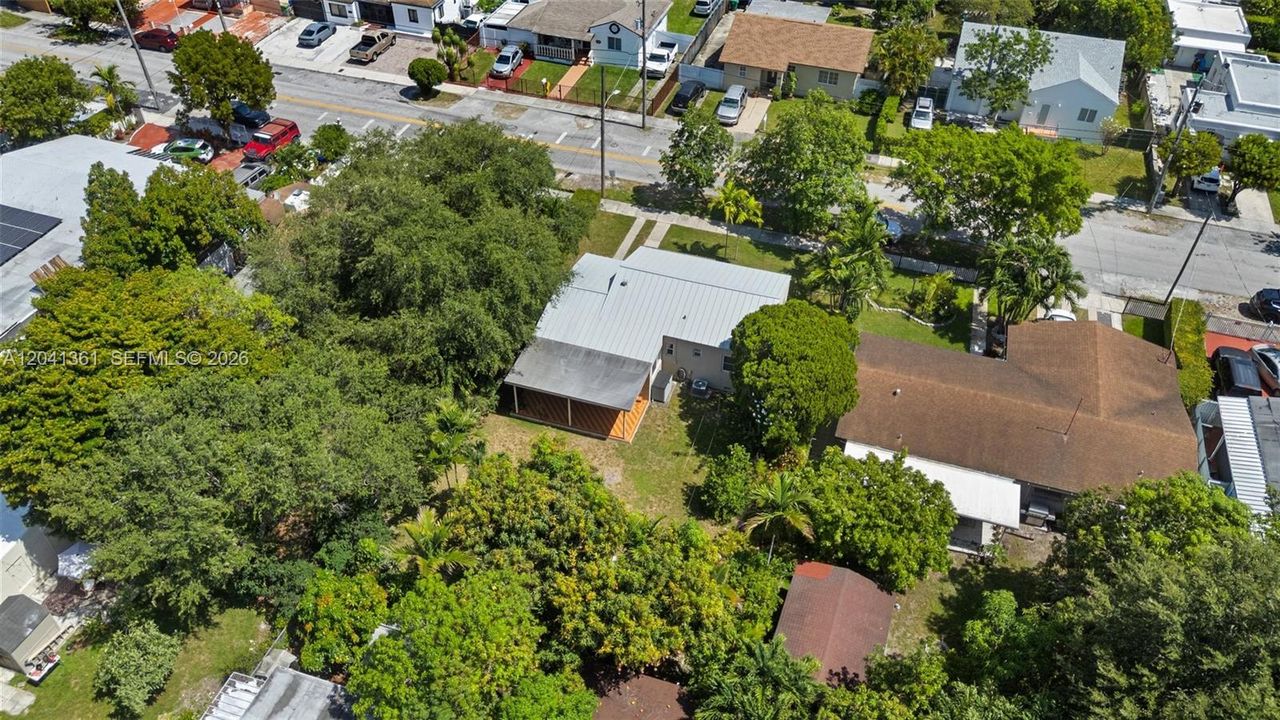 For Sale: $589,000 (2 beds, 1 baths, 1016 Square Feet)