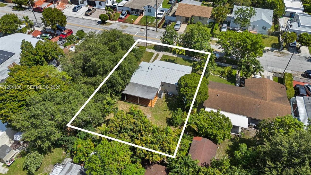For Sale: $589,000 (2 beds, 1 baths, 1016 Square Feet)