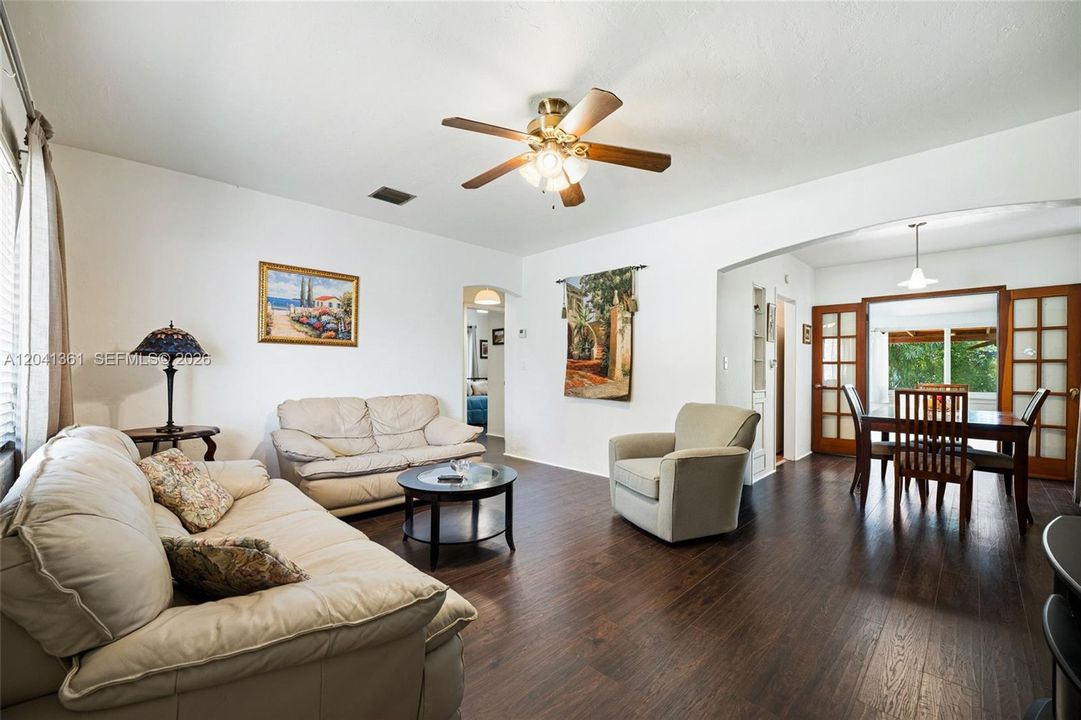 For Sale: $589,000 (2 beds, 1 baths, 1016 Square Feet)