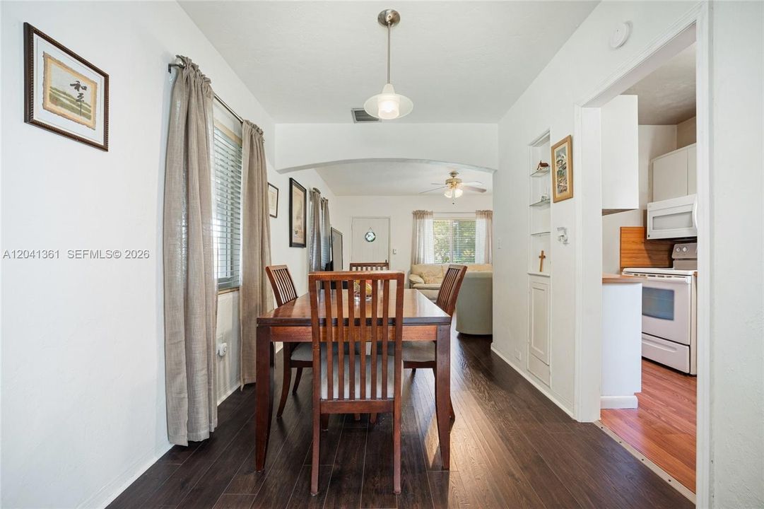 For Sale: $589,000 (2 beds, 1 baths, 1016 Square Feet)
