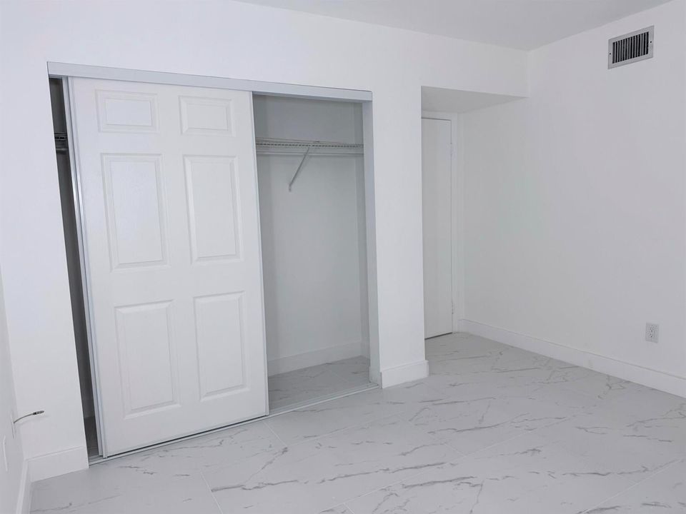 2nd bed closet and door